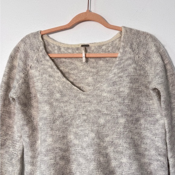 Free People Oversized Cozy Alpaca/Mohair Knit Bell-Sleeve V Neck Top Sweater M - Picture 3 of 13